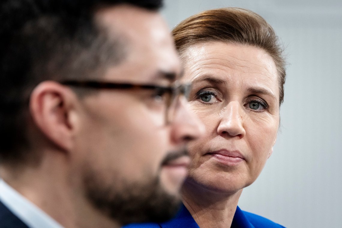 Pressekonferanse med statsminister Mette Frederiksen og landsstyreformann Múte B. Egede fredag 10. januar på Christiansborg. Det er ikke vanskelig å se av Frederiksens ansikt at maktforholdet er forrykket og hvem det er som nå har initiativet. Mads Claus Rasmussen/Ritzau Scanpix) Pressekonferanse med statsminister Mette Frederiksen og landsstyreformann Múte B. Egede fredag 10. januar på Christiansborg. Det er ikke vanskelig å se av Frederiksens ansikt at maktforholdet er forrykket og hvem det er som nå har initiativet. Mads Claus Rasmussen/Ritzau Scanpix)