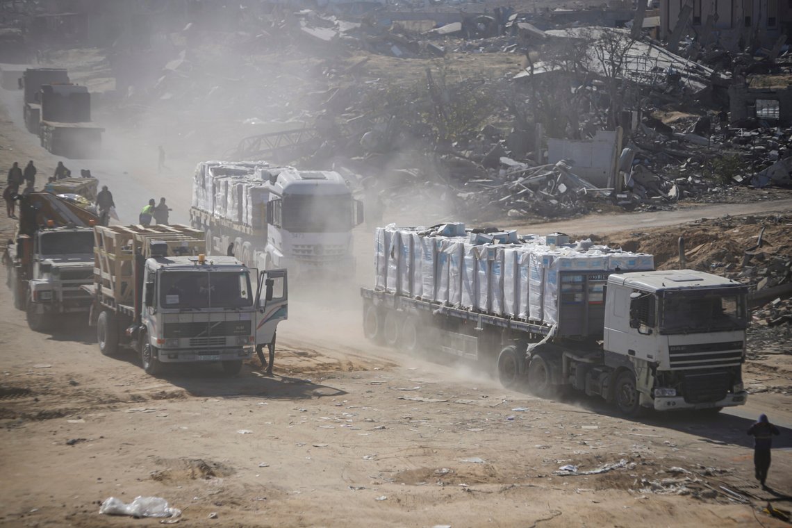 Lastebiler med nødhjelp kjører inn i Rafah fra grenseovergangen ved Kerem Shalom. Lørdag åpnes overgangen for medisinsk evakuering for første gang siden mai, får AFP og Reuters opplyst. Foto: Jehad Alshrafi / AP / NTB Lastebiler med nødhjelp kjører inn i Rafah fra grenseovergangen ved Kerem Shalom. Lørdag åpnes overgangen for medisinsk evakuering for første gang siden mai, får AFP og Reuters opplyst. Foto: Jehad Alshrafi / AP / NTB