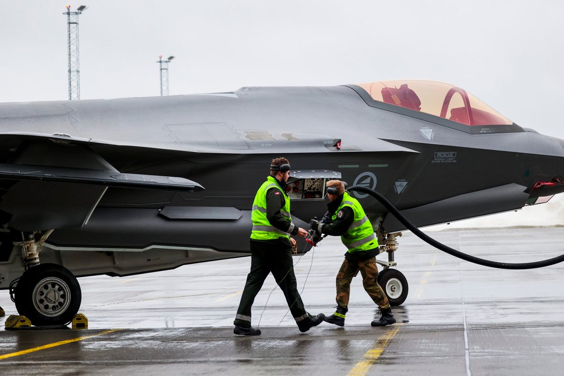 F-35-kampflyet blir tanket med bærekraftig drivstoff. Foto: Jan Langhaug / NTB F-35-kampflyet blir tanket med bærekraftig drivstoff. Foto: Jan Langhaug / NTB