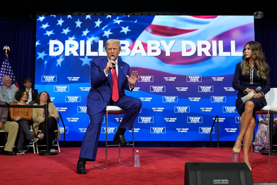 Biden gjør alt han kan for å skape problemer for påtroppende president Donald Trump. Nå er det drill, baby, drill som er under angrep. Donald Trump vil ha mer oljeutvinning, men må nå forholde seg til et forbud som president Joe Biden har innført bare to uker før han går av. Her er Trump fotografert på et møte i Pennsylvania 14. oktober. Foto: Alex Brandon / AP / NTB Biden gjør alt han kan for å skape problemer for påtroppende president Donald Trump. Nå er det drill, baby, drill som er under angrep. Donald Trump vil ha mer oljeutvinning, men må nå forholde seg til et forbud som president Joe Biden har innført bare to uker før han går av. Her er Trump fotografert på et møte i Pennsylvania 14. oktober. Foto: Alex Brandon / AP / NTB