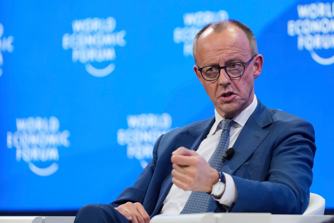 CDUs statsministerkandidat Friedrich Merz sier han vil gjøre fundamentale endringer i Tysklands asyllovverk om han blir valgt. Nå åpner han for et samarbeid med AfD i denne saken. Foto: Markus Schreiber / AP / NTB CDUs statsministerkandidat Friedrich Merz sier han vil gjøre fundamentale endringer i Tysklands asyllovverk om han blir valgt. Nå åpner han for et samarbeid med AfD i denne saken. Foto: Markus Schreiber / AP / NTB