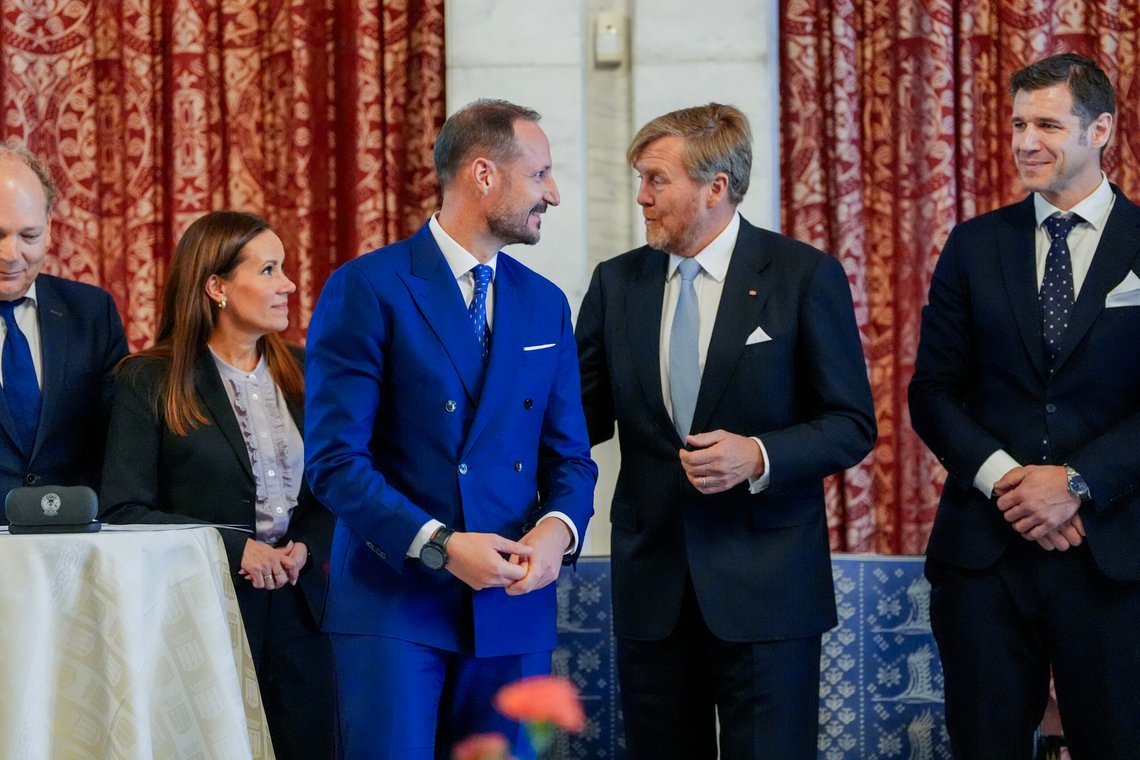 Oslo 20241114.
Kronprins Haakon og kong Willem-Alexander av Nederland etter møtet om rollen til hydrogen og hydrogenderivater i avkarboniseringen av maritim sektor på Oslo rådhus.
Foto: Lise Åserud / NTB Oslo 20241114.
Kronprins Haakon og kong Willem-Alexander av Nederland etter møtet om rollen til hydrogen og hydrogenderivater i avkarboniseringen av maritim sektor på Oslo rådhus.
Foto: Lise Åserud / NTB
