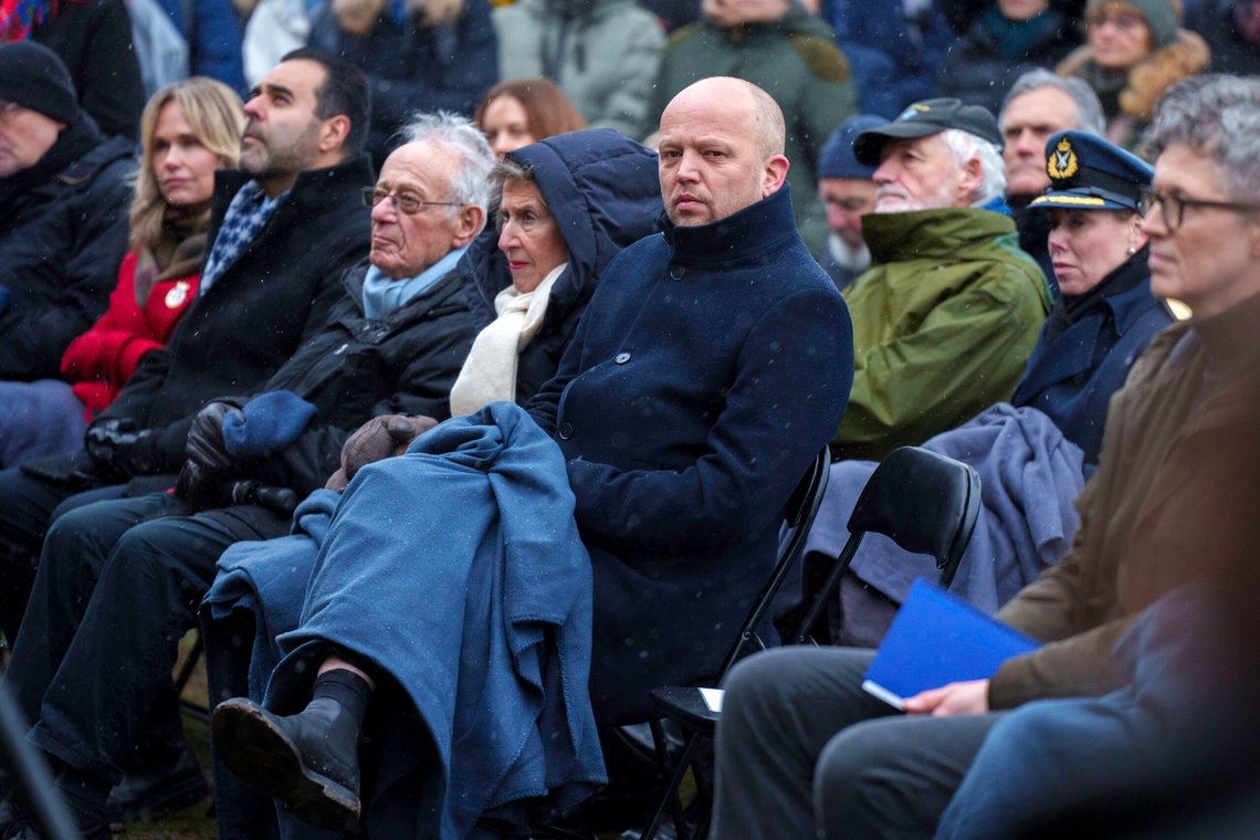 Oslo 20250127.
Finansminister Trygve Slagsvold Vedum under markeringen av Den internasjonale Holocaustdagen, ved Deportasjonsmonumentet på Akershuskaia i Oslo. Det er i år 80 år siden frigjøringen av fangene i nazistenes største konsentrasjons- og utryddelsesleir, Auschwitz-Birkenau.
Foto: Cornelius Poppe / NTB Oslo 20250127.
Finansminister Trygve Slagsvold Vedum under markeringen av Den internasjonale Holocaustdagen, ved Deportasjonsmonumentet på Akershuskaia i Oslo. Det er i år 80 år siden frigjøringen av fangene i nazistenes største konsentrasjons- og utryddelsesleir, Auschwitz-Birkenau.
Foto: Cornelius Poppe / NTB