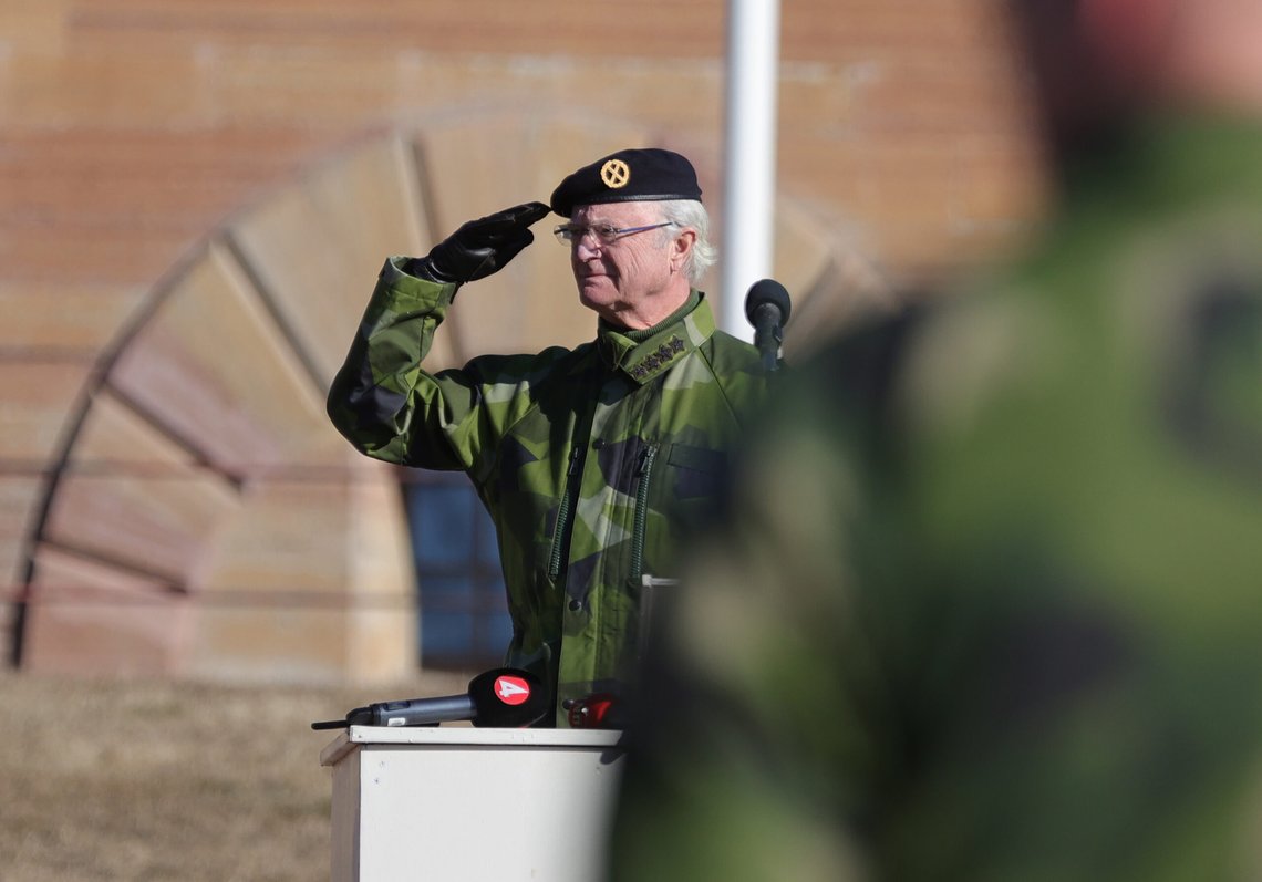 Kong Carl Gustaf oppfordrer svensker til å styrke egenberedskapen. Her gir han honnør til soldatene under et arrangement i Karlsborg i 2022. Foto: Adam Ihse / TT / NTB Kong Carl Gustaf oppfordrer svensker til å styrke egenberedskapen. Her gir han honnør til soldatene under et arrangement i Karlsborg i 2022. Foto: Adam Ihse / TT / NTB