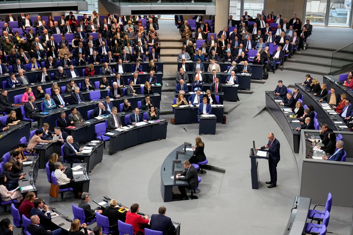 Forbundsdagen stemte ned konservative CDU/CSUs lovforslag om en kraftig skjerping av asylpolitikken. Foto: Ebrahim Noroozi / AP / NTB Forbundsdagen stemte ned konservative CDU/CSUs lovforslag om en kraftig skjerping av asylpolitikken. Foto: Ebrahim Noroozi / AP / NTB