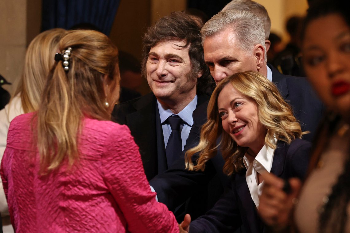 Hverken Italias statsminister Giorgia Meloni eller hennes argentinske kollega Javier Milei ser ut til å lide av angst under innsettelsen av Donald Trump. Foto: AP /Chip Somodevilla/ NTB Hverken Italias statsminister Giorgia Meloni eller hennes argentinske kollega Javier Milei ser ut til å lide av angst under innsettelsen av Donald Trump. Foto: AP /Chip Somodevilla/ NTB