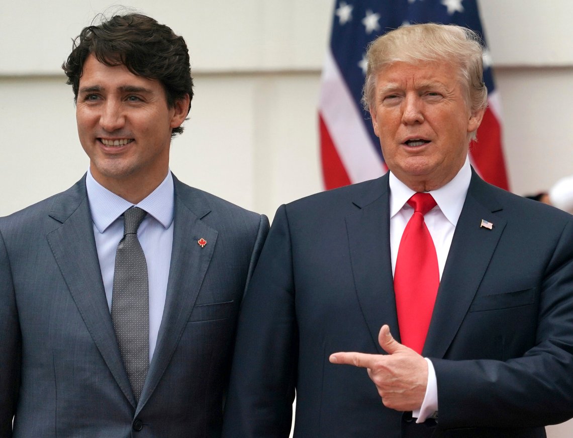 President Donald Trump og Canadas statsminister Justin Trudeau under et møte i Det hvite i Trumps forrige periode. Trump er på vei inn igjen, Trudeau er på vei ut. Foto: AP /Carolyn Kaster/ NTB President Donald Trump og Canadas statsminister Justin Trudeau under et møte i Det hvite i Trumps forrige periode. Trump er på vei inn igjen, Trudeau er på vei ut. Foto: AP /Carolyn Kaster/ NTB