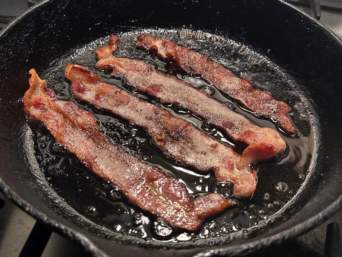 Kun en slik skive med bacon om dagen, gir deg en betydelig økt risiko for demens, ifølge en ny studie. Foto: AP/Richard Drew/NTB Kun en slik skive med bacon om dagen, gir deg en betydelig økt risiko for demens, ifølge en ny studie. Foto: AP/Richard Drew/NTB