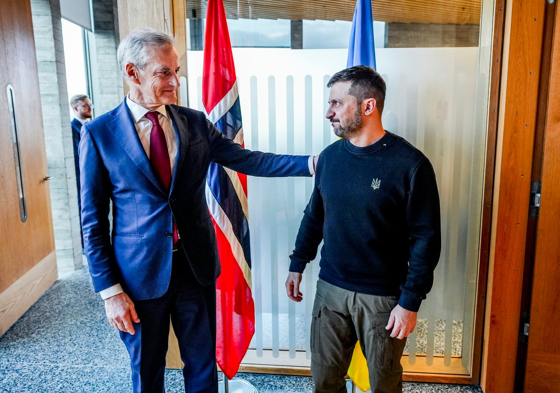 Norge ga Ukraina 27 milliarder kroner i bistand og militær støtte i 2024, og har lovet minst 154,5 milliarder kun i bistand fram mot 2030. Her møter Zelenskyj Jonas Gahr Støre på Island i oktober. Foto: Lise Åserud / NTB Norge ga Ukraina 27 milliarder kroner i bistand og militær støtte i 2024, og har lovet minst 154,5 milliarder kun i bistand fram mot 2030. Her møter Zelenskyj Jonas Gahr Støre på Island i oktober. Foto: Lise Åserud / NTB