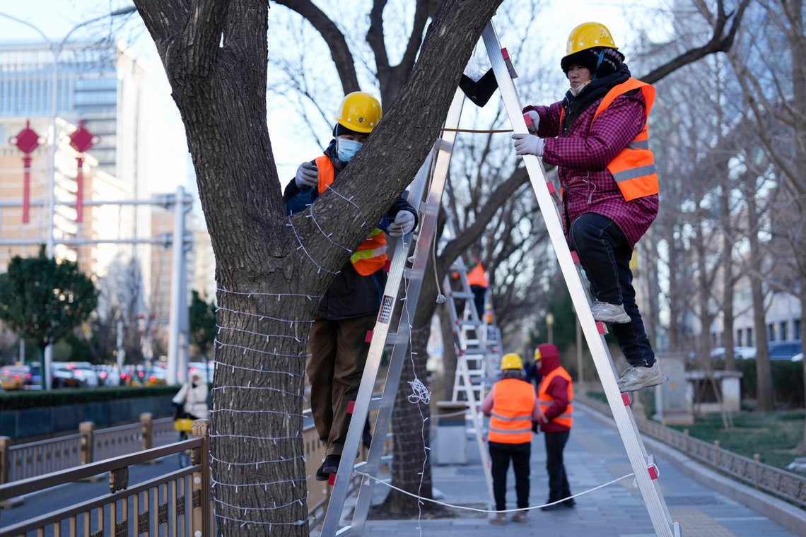 Arbeidere plasserer lys på trær onsdag 8. januar 2025 i Beijing, Kina. Nå risikerer Kina en handelskrig med USA. Foto: AP /Aaron Favila/ NTB Arbeidere plasserer lys på trær onsdag 8. januar 2025 i Beijing, Kina. Nå risikerer Kina en handelskrig med USA. Foto: AP /Aaron Favila/ NTB