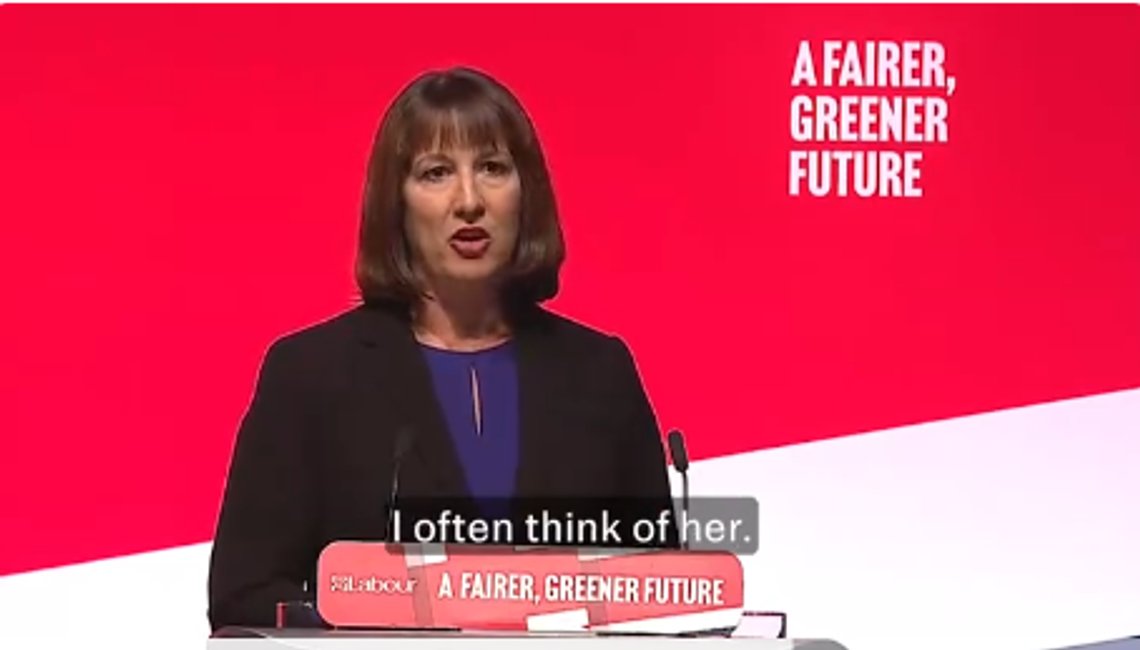 Rachel Reeves på en Labour-konferanse i 2018. Her sa hun at hun ikke ville leve i et land hvor eldre briter måtte velge mellom mat og varme. Stillbilde video/ The Telegraph. Rachel Reeves på en Labour-konferanse i 2018. Her sa hun at hun ikke ville leve i et land hvor eldre briter måtte velge mellom mat og varme. Stillbilde video/ The Telegraph.