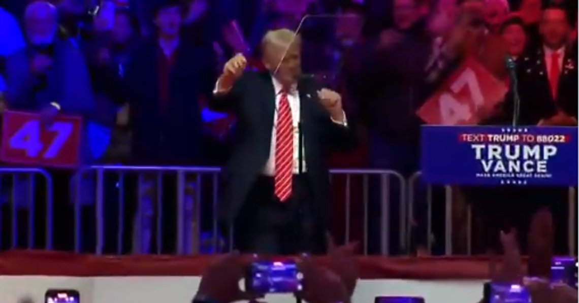 Trump danser sin berømte dans mens Village People lager god stemning. Stillbilde video/ X Trump danser sin berømte dans mens Village People lager god stemning. Stillbilde video/ X