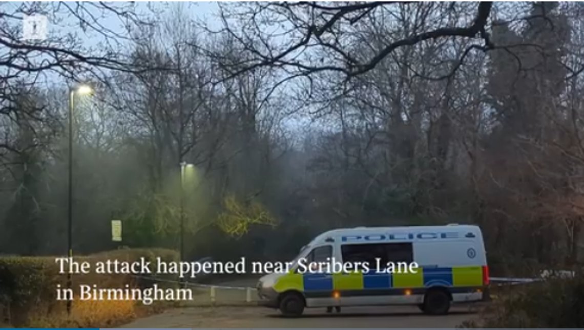 Politiet på åstedet i Birmingham hvor en 12 år gammel gutt ble drept av knivstikking. Stillbilde video/ The Times. Politiet på åstedet i Birmingham hvor en 12 år gammel gutt ble drept av knivstikking. Stillbilde video/ The Times.
