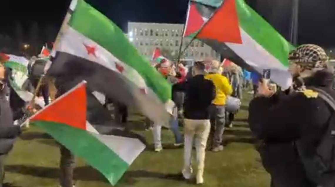 God stemning blant Israel-hatere før fotballkamp i Bodø. Det som kunne vært en fotballfest ble en ren hyllest av de som invaderte Israel med sjokkerende brutal terror.. Stillbilde video/ Avisa Nordland God stemning blant Israel-hatere før fotballkamp i Bodø. Det som kunne vært en fotballfest ble en ren hyllest av de som invaderte Israel med sjokkerende brutal terror.. Stillbilde video/ Avisa Nordland