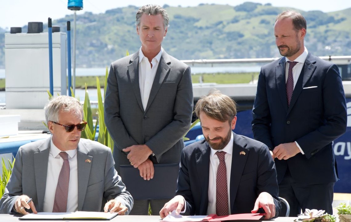 Med en av verdens første rene hydrogenferger som bakteppe, undertegner Gavin Newsom en ny intensjonsavtale (MOU) med Norge for å fremme klimasamarbeid.
Foto: Shutterstock by Sheila Fitzgerald.Larkspur, California - 16. april 2024: Guvernør Gavin Newsom og Norges nærings- og handelsminister Jan Christian Vestre signerer en MOU. Med en av verdens første rene hydrogenferger som bakteppe, undertegner Gavin Newsom en ny intensjonsavtale (MOU) med Norge for å fremme klimasamarbeid.
Foto: Shutterstock by Sheila Fitzgerald.Larkspur, California - 16. april 2024: Guvernør Gavin Newsom og Norges nærings- og handelsminister Jan Christian Vestre signerer en MOU.