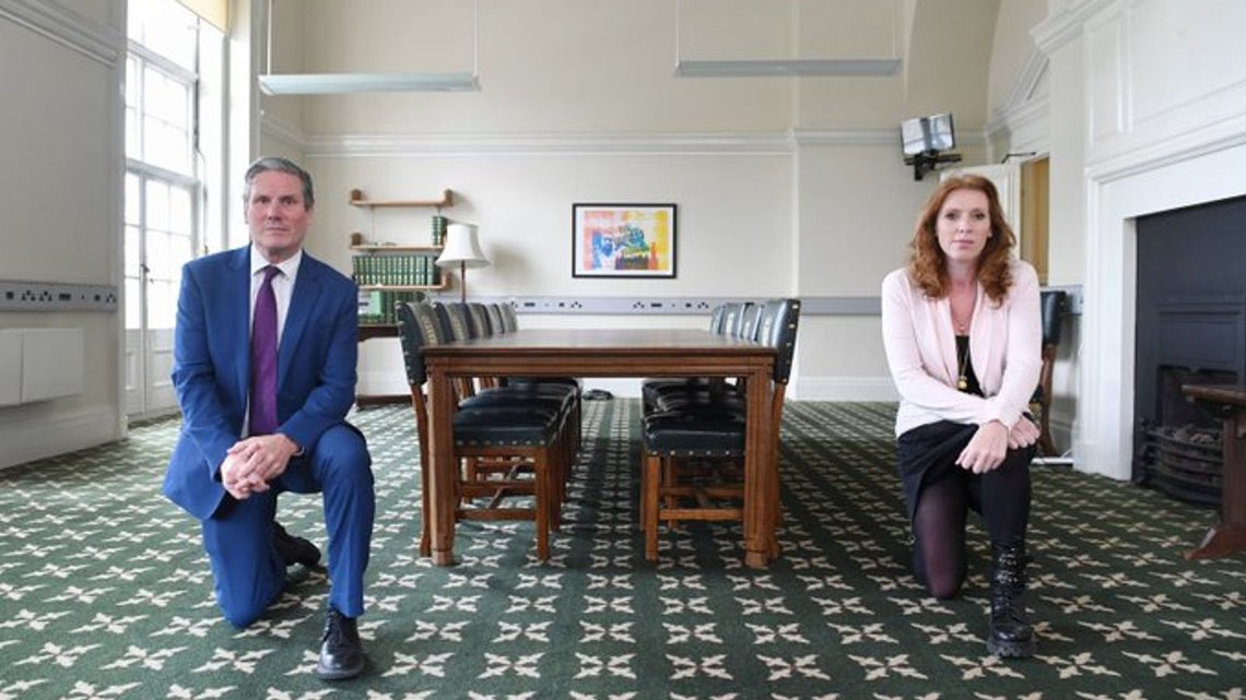 Keir Starmer publiserte selv dette bildet på Twitter hvor han og hans nåværende visestatsminister Angela Rayner knelte for mobben i BLM: Foto: Twitter/ Starmer Keir Starmer publiserte selv dette bildet på Twitter hvor han og hans nåværende visestatsminister Angela Rayner knelte for mobben i BLM: Foto: Twitter/ Starmer