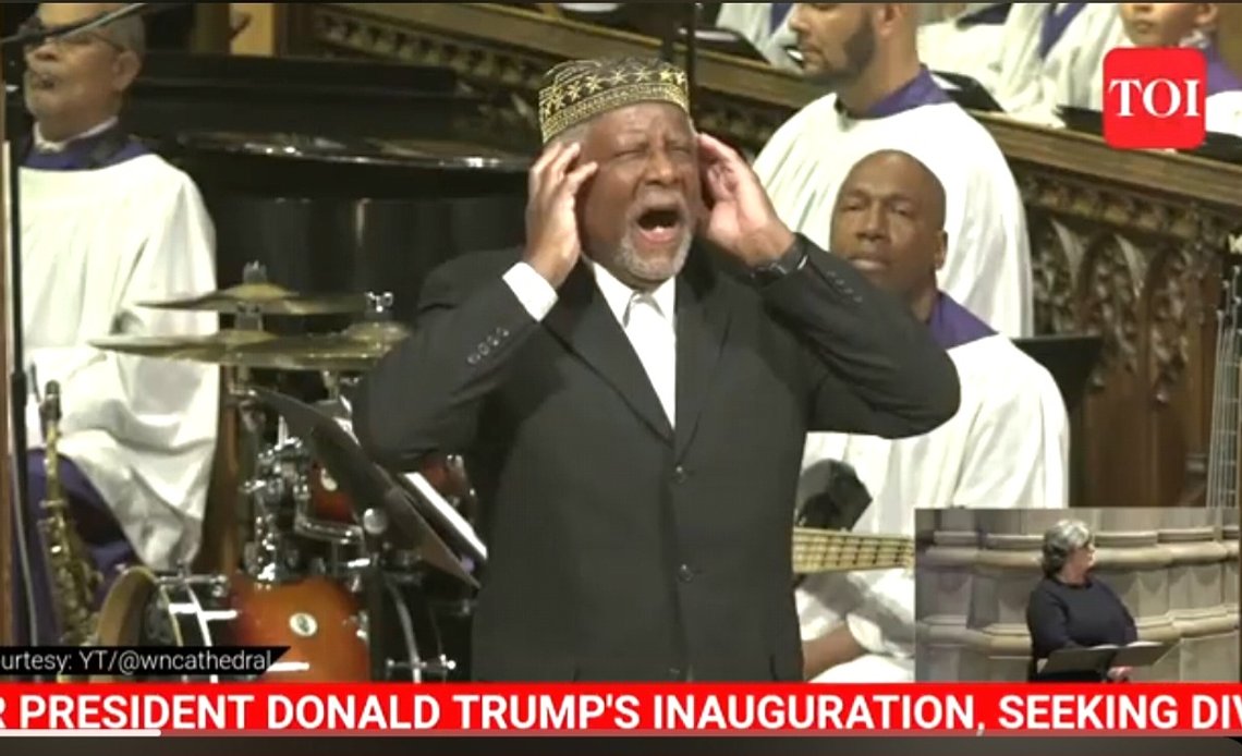 Muslim hyller islam med "Allahu akbar", Allah er størst, under bønnegudstjenesten i the National Cathedral in Washington, D.C., 21. januar 2025. Skjermdump. Muslim hyller islam med "Allahu akbar", Allah er størst, under bønnegudstjenesten i the National Cathedral in Washington, D.C., 21. januar 2025. Skjermdump.