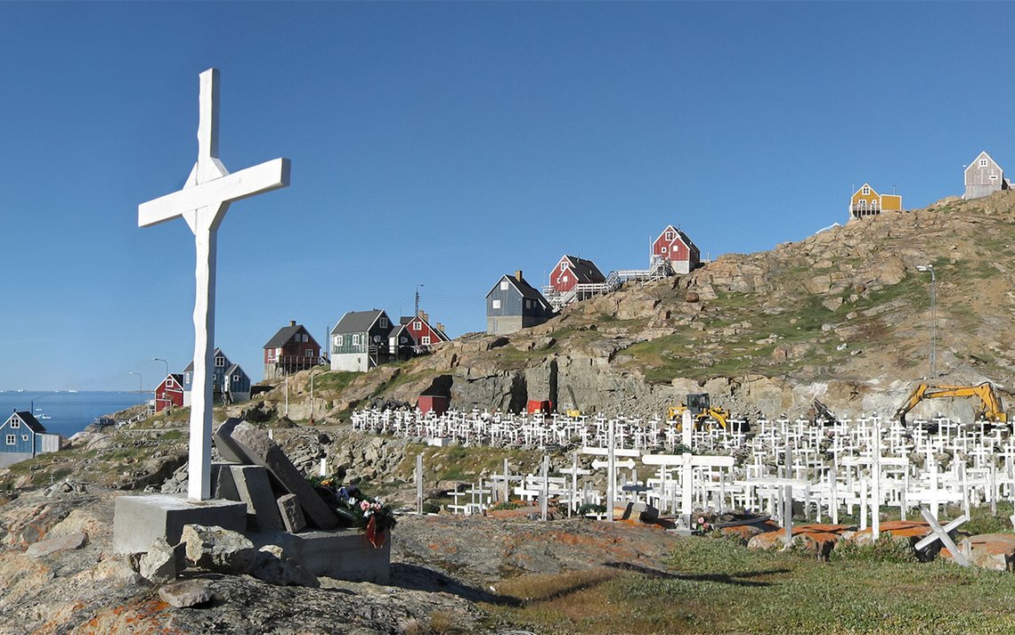 Upernavik kirkegård på Nordvest-Grønland. Foto: Slaunger, edit Paolo Costa. Cropped CC BY 3.0 Upernavik kirkegård på Nordvest-Grønland. Foto: Slaunger, edit Paolo Costa. Cropped CC BY 3.0