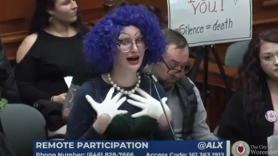 DRAG: Denne personen som møtte opp i drag, fortalte at hun har en rekke diagnoser og frykter for livet etter Donald Trump er blitt president. Foto: Worcester byråd DRAG: Denne personen som møtte opp i drag, fortalte at hun har en rekke diagnoser og frykter for livet etter Donald Trump er blitt president. Foto: Worcester byråd