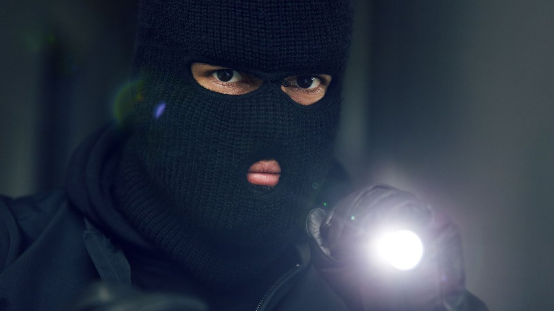 Maskerte menn ranet en ung mann i Jessheim. Maskerte menn ranet en ung mann i Jessheim.