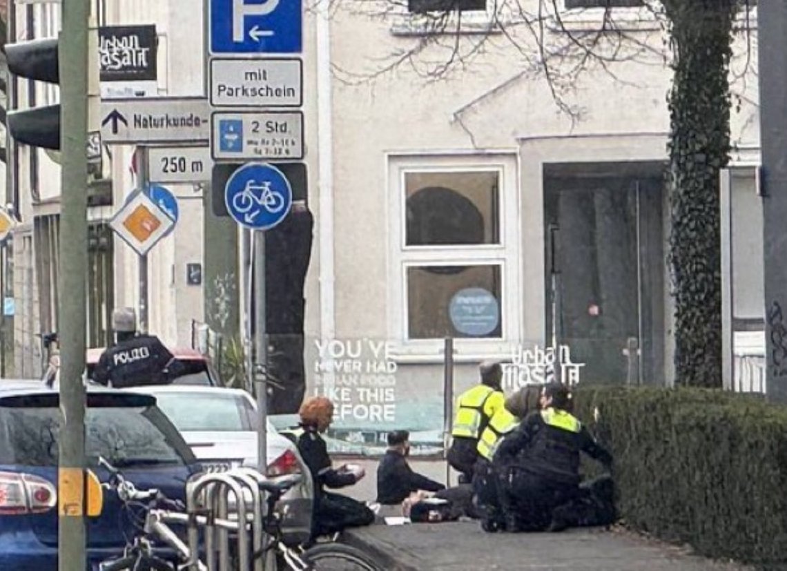 Kaos og flere skadde etter en skyting utenfor et rettslokale i Bielefeld i Tyskland. Foto: X Kaos og flere skadde etter en skyting utenfor et rettslokale i Bielefeld i Tyskland. Foto: X