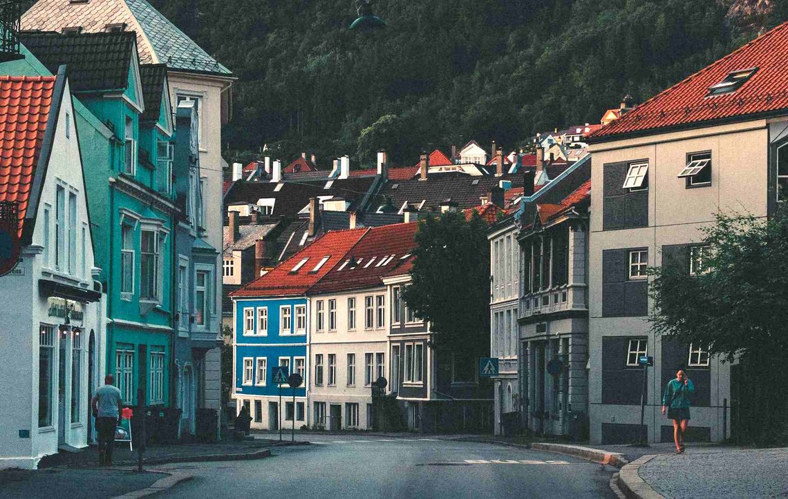 Husprisene presses oppover i Bergen, blant annet av kommunens eiendomsinvesteringer. (Illustrasjonsfoto: Mike Klokov/Pexels) Husprisene presses oppover i Bergen, blant annet av kommunens eiendomsinvesteringer. (Illustrasjonsfoto: Mike Klokov/Pexels)
