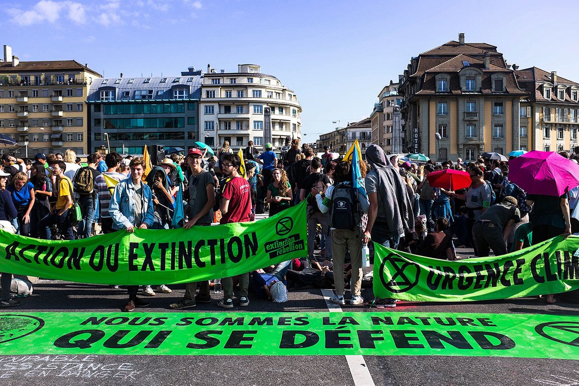Klimakrise-arrangement i Lausanne, Sveits. Extinction Rebellion blokkerer en bro og advarer mot utryddelse om det ikke handles. LLE Photography CC BY 2.0 Klimakrise-arrangement i Lausanne, Sveits. Extinction Rebellion blokkerer en bro og advarer mot utryddelse om det ikke handles. LLE Photography CC BY 2.0