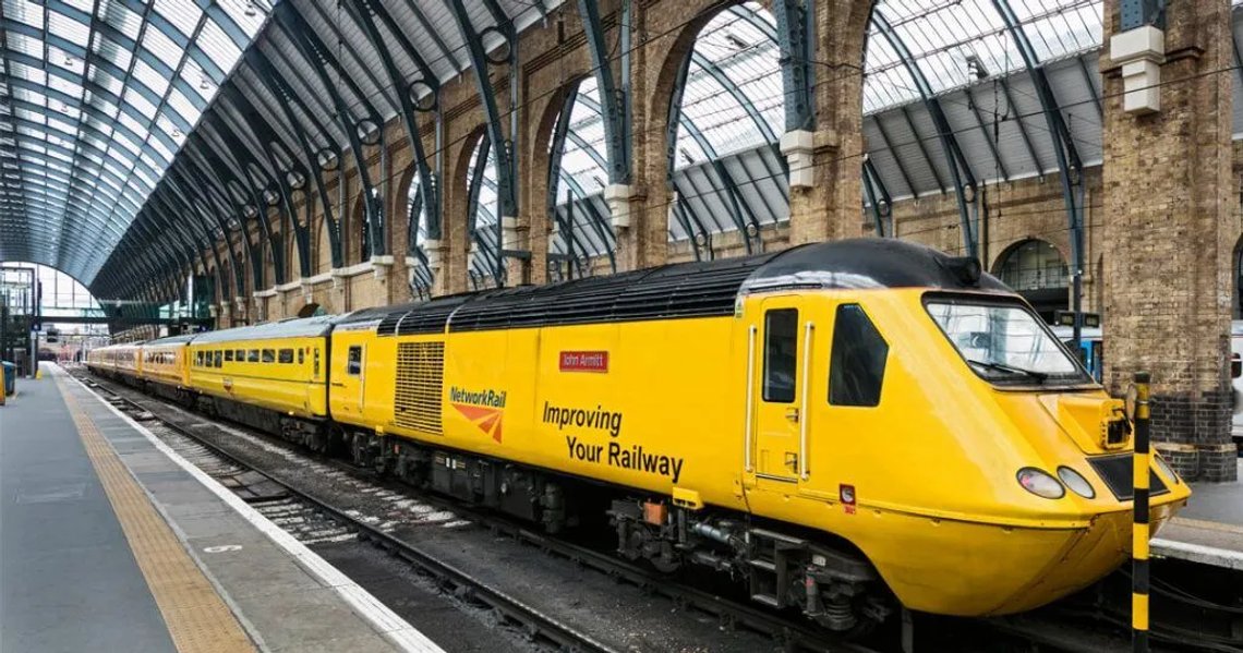 Network Rail lover å forbedre jernbanen. Ikke ved å forhindre forsinkelser og innstillinger, men ved å innføre et woke språk som skal brukes overfor de ventende passasjerene. Foto: Network Rail Network Rail lover å forbedre jernbanen. Ikke ved å forhindre forsinkelser og innstillinger, men ved å innføre et woke språk som skal brukes overfor de ventende passasjerene. Foto: Network Rail