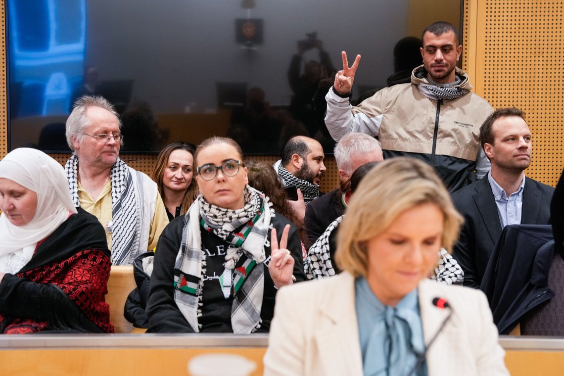 Oslo 20250225.
Rettssaken i Oslo tingrett mot tre kvinnelige demonstranter som 13. mars i fjor fulgte etter Frp-leder Sylvi Listhaug fra Utenriksdepartementet til Stortinget. Demonstrantene skal ha ropt ukvemsord mot henne og filmet henne.
Foto: Heiko Junge / NTB Oslo 20250225.
Rettssaken i Oslo tingrett mot tre kvinnelige demonstranter som 13. mars i fjor fulgte etter Frp-leder Sylvi Listhaug fra Utenriksdepartementet til Stortinget. Demonstrantene skal ha ropt ukvemsord mot henne og filmet henne.
Foto: Heiko Junge / NTB
