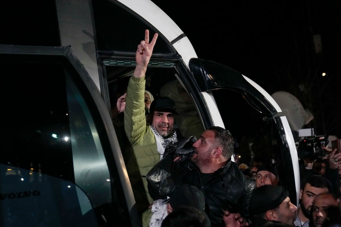 Samtidig som fire døde gisler ble overlevert fra Hamas til Røde Kors og videre til israelske myndigheter, kjørte busser med løslatte palestinske fanger fra et fengsel på vestbredden til byen Ramallah i det okkuperte territoriet. Foto: Nasser Nasser / AP / NTB Samtidig som fire døde gisler ble overlevert fra Hamas til Røde Kors og videre til israelske myndigheter, kjørte busser med løslatte palestinske fanger fra et fengsel på vestbredden til byen Ramallah i det okkuperte territoriet. Foto: Nasser Nasser / AP / NTB
