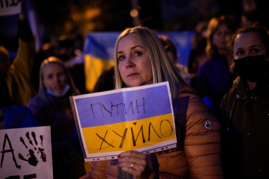 Allerede 24. februar i 2022 var det demonstrasjoner utenfor Russlands konsulat i Marseille. 24. februar 2025 endte demonstrasjonen med angrep på konsulatet. To personer er pågrepet. Foto: AP /Daniel Cole/ NTB Allerede 24. februar i 2022 var det demonstrasjoner utenfor Russlands konsulat i Marseille. 24. februar 2025 endte demonstrasjonen med angrep på konsulatet. To personer er pågrepet. Foto: AP /Daniel Cole/ NTB