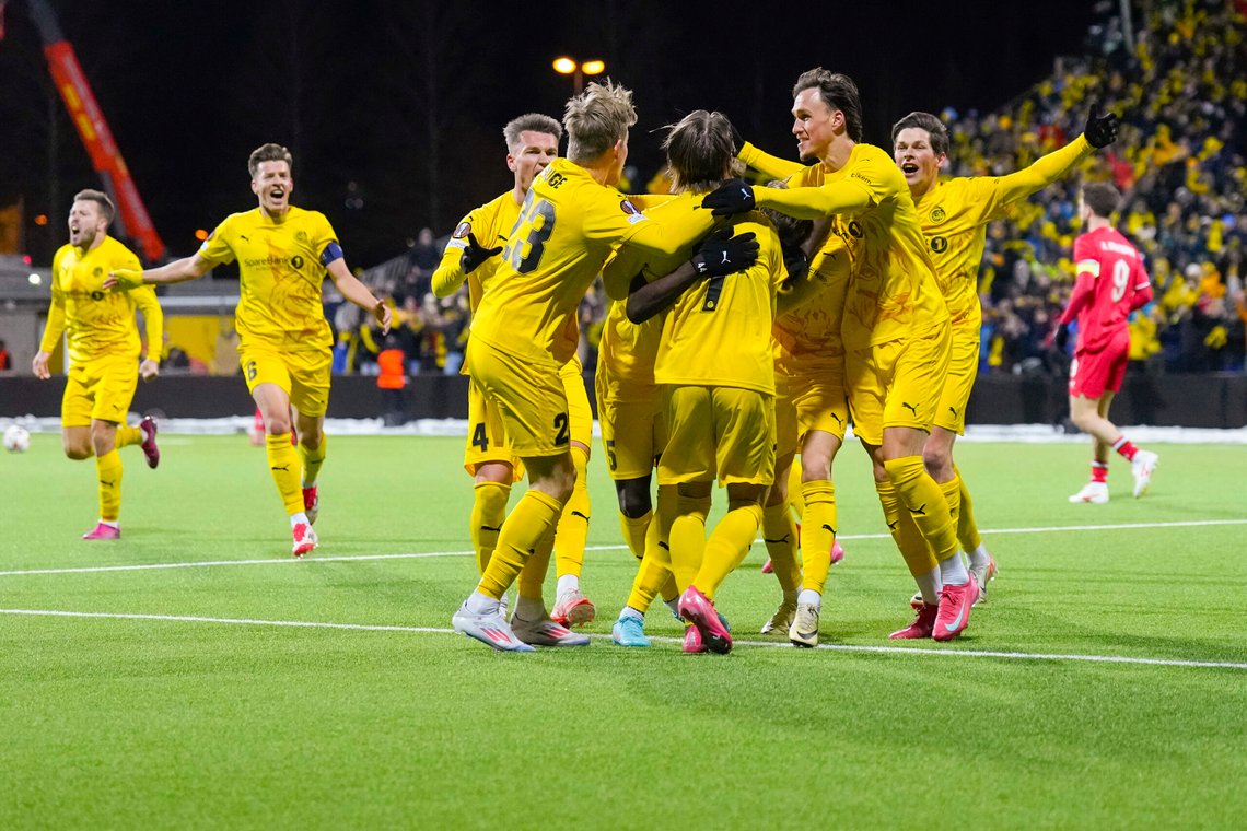 Bodø/Glimt-backen Brice Wembangomo scoret på et heftig langskudd mot Twente. Foto: Fredrik Varfjell / NTB Bodø/Glimt-backen Brice Wembangomo scoret på et heftig langskudd mot Twente. Foto: Fredrik Varfjell / NTB