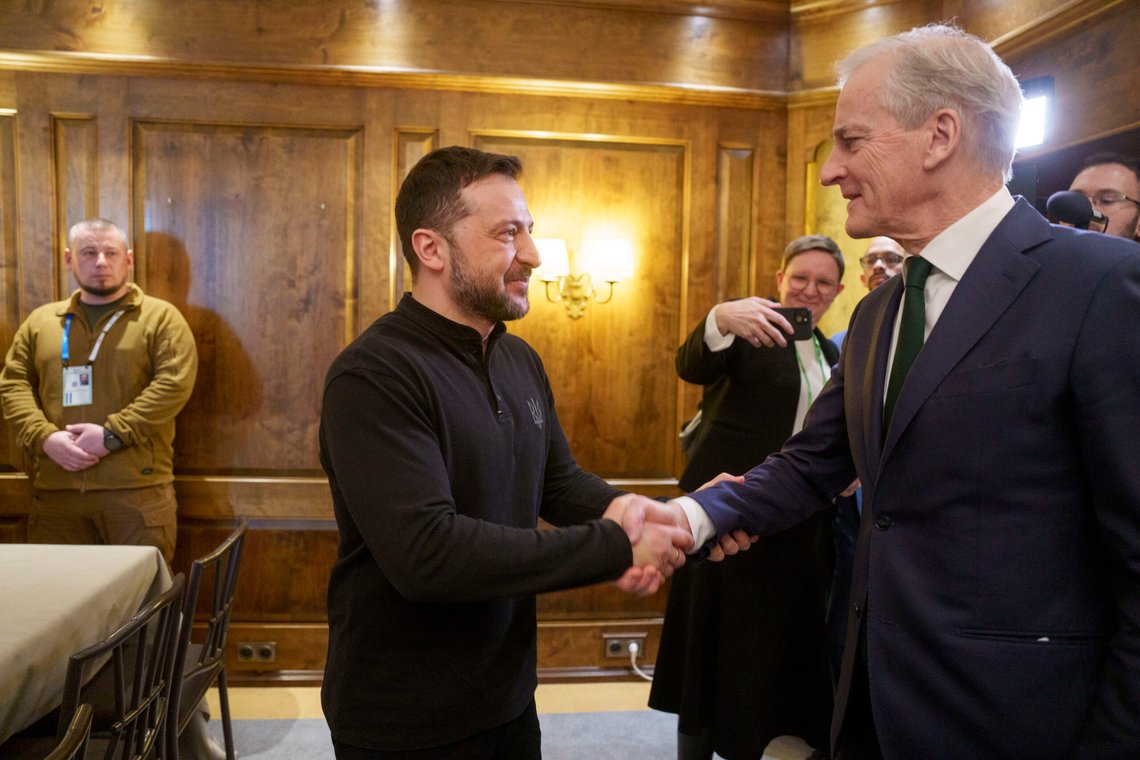 München, Tyskland 20250215.
Statsminister Jonas Gahr Støre møtte Ukrainas president Volodymyr Zelenskyj på den årlige sikkerhetskonferansen i München.
Foto: Javad Parsa / NTB München, Tyskland 20250215.
Statsminister Jonas Gahr Støre møtte Ukrainas president Volodymyr Zelenskyj på den årlige sikkerhetskonferansen i München.
Foto: Javad Parsa / NTB