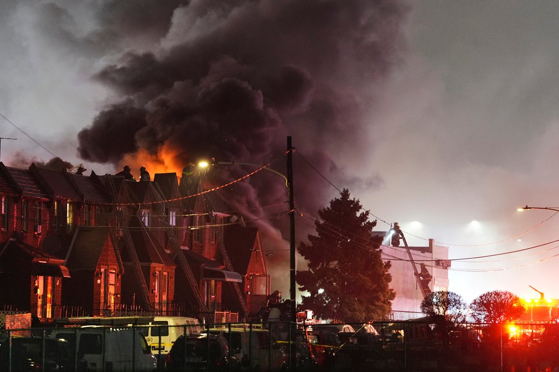 Det brant kraftig etter at et ambulansefly med seks personer om bord styrtet like etter avgang fra Northeast Philadelphia Airport fredag kveld. Foto: Matt Rourke / AP / NTB Det brant kraftig etter at et ambulansefly med seks personer om bord styrtet like etter avgang fra Northeast Philadelphia Airport fredag kveld. Foto: Matt Rourke / AP / NTB
