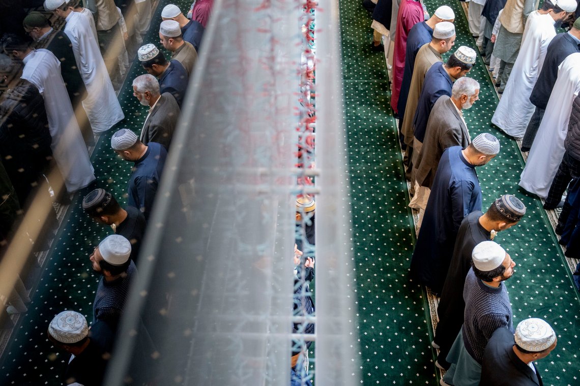 Oslo 20240410.
I dag feirer over 200.000 muslimer i Norge Eid Ul-fitr, som er festen etter fastemåneden ramadan. Moskeen til Søndre Nordstrand Muslimske Senter på Mortensrud er fylt til randen når muslimer kommer for å be id-bønn etter at ramadan er over. Etter bønn klemmer alle hverandre og ønsker hverandre en god id-feiring.
Foto: Javad Parsa / NTB Oslo 20240410.
I dag feirer over 200.000 muslimer i Norge Eid Ul-fitr, som er festen etter fastemåneden ramadan. Moskeen til Søndre Nordstrand Muslimske Senter på Mortensrud er fylt til randen når muslimer kommer for å be id-bønn etter at ramadan er over. Etter bønn klemmer alle hverandre og ønsker hverandre en god id-feiring.
Foto: Javad Parsa / NTB