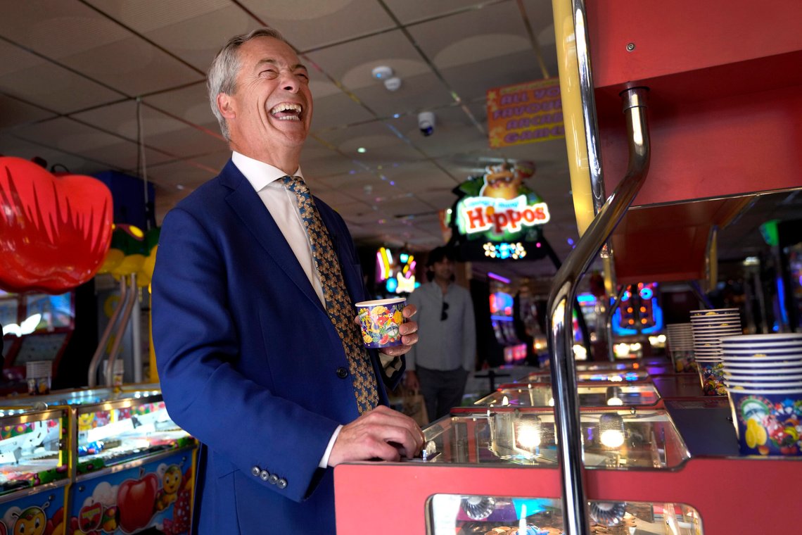 Reform UK-leder Nigel Farage kan juble over gode målinger for partiet. På YouGovs siste måling tidlig i februar er Reform for første gang i tet, ett prosentpoeng foran regjeringspartiet Labour. Foto: Kirsty Wigglesworth / AP / NTB Reform UK-leder Nigel Farage kan juble over gode målinger for partiet. På YouGovs siste måling tidlig i februar er Reform for første gang i tet, ett prosentpoeng foran regjeringspartiet Labour. Foto: Kirsty Wigglesworth / AP / NTB