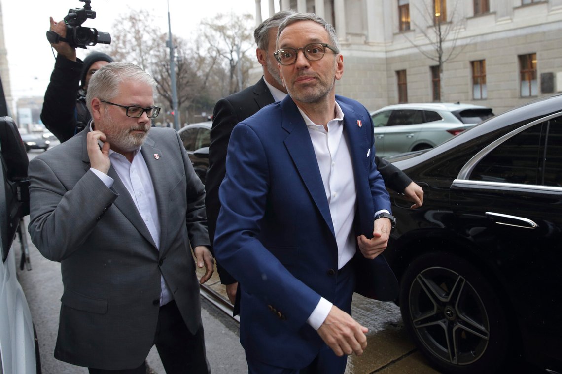 Frihetspartiets leder Herbert Kickl ved partihovedkvarteret i Wien onsdag. Foto: Heinz-Peter Bader / AP / NTB Frihetspartiets leder Herbert Kickl ved partihovedkvarteret i Wien onsdag. Foto: Heinz-Peter Bader / AP / NTB