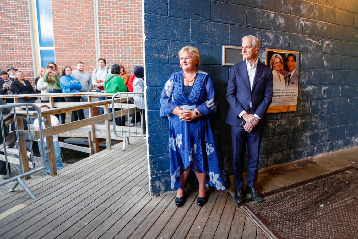 Tromsø 20230828.
Jonas Gahr Støre (Ap) og Erna Solberg (H) før NRK-sendt folkemøte på Storgata Camping i Tromsø. Programledere er Fredrik Solvang og Sigrid Sollund.
Foto: Rune Stoltz Bertinussen / NTB Tromsø 20230828.
Jonas Gahr Støre (Ap) og Erna Solberg (H) før NRK-sendt folkemøte på Storgata Camping i Tromsø. Programledere er Fredrik Solvang og Sigrid Sollund.
Foto: Rune Stoltz Bertinussen / NTB