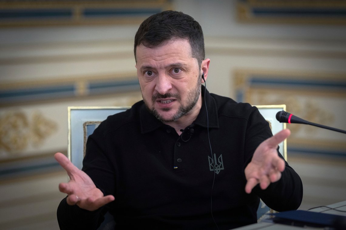Ukrainas president Volodymyr Zelenskyj i et intervju med The Associated Press i Kyiv, Ukraina, lørdag 1. februar 2025. (AP Photo/Efrem Lukatsky/NTB) Ukrainas president Volodymyr Zelenskyj i et intervju med The Associated Press i Kyiv, Ukraina, lørdag 1. februar 2025. (AP Photo/Efrem Lukatsky/NTB)
