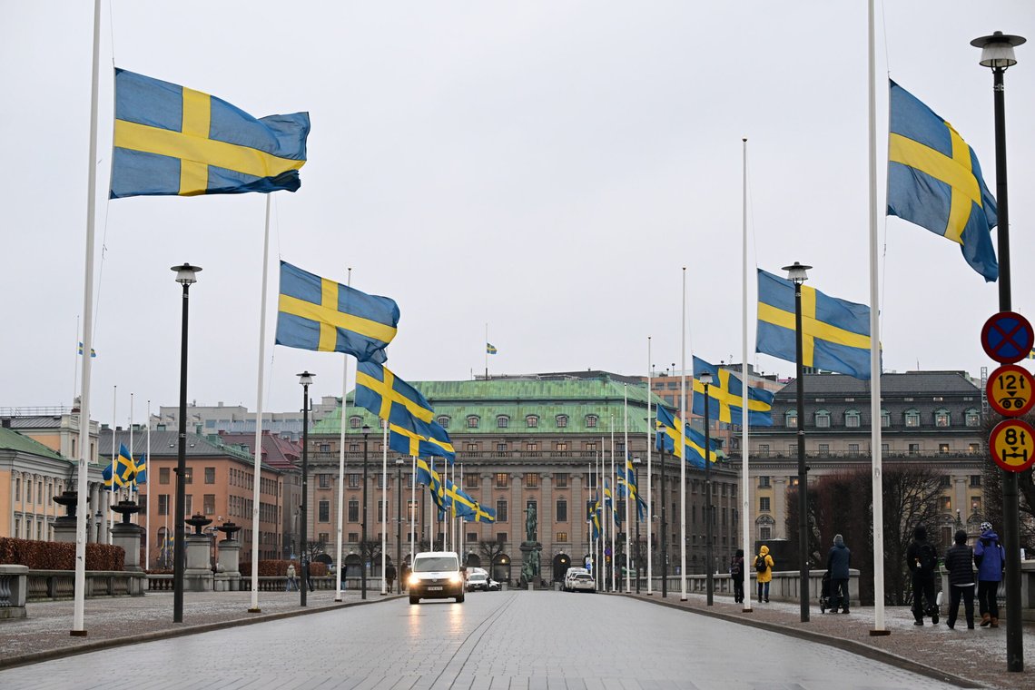 STOCKHOLM, SVERIGE 20250205
Flaggning på halv stång längs Norrbro under onsdagen. Det med anledning av gårdagens skolskjutning i Örebro där minst elva personer dödades.
Foto: Jonas Ekströmer / TT / Kod 10030 STOCKHOLM, SVERIGE 20250205
Flaggning på halv stång längs Norrbro under onsdagen. Det med anledning av gårdagens skolskjutning i Örebro där minst elva personer dödades.
Foto: Jonas Ekströmer / TT / Kod 10030