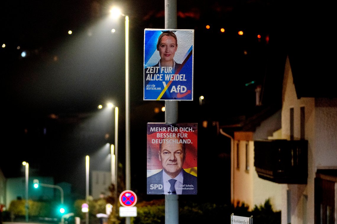 Valgkampplakater viser AfDs toppkandidat Alice Weidel og Tysklands statsminister Olaf Scholz. Foto: Michael Probst / AP / NTB Valgkampplakater viser AfDs toppkandidat Alice Weidel og Tysklands statsminister Olaf Scholz. Foto: Michael Probst / AP / NTB