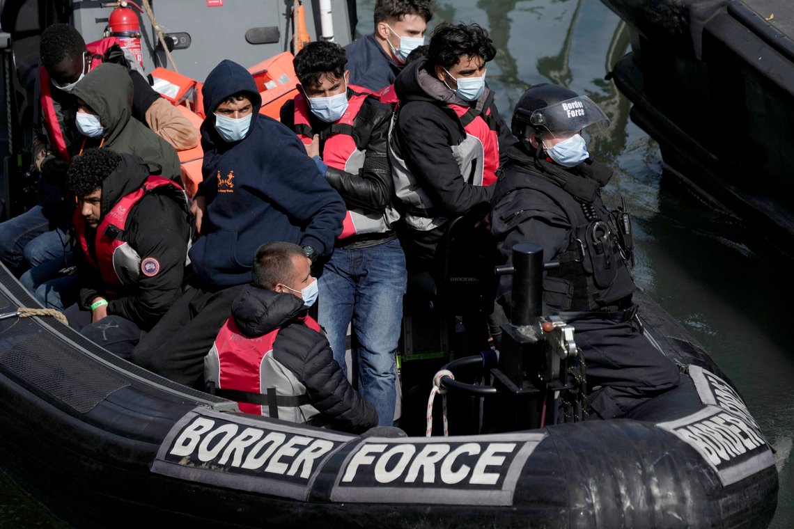 Tusenvis av migranter krysser Den engelske kanal i småbåter. Foto: Matt Dunham, AP-NTB. Tusenvis av migranter krysser Den engelske kanal i småbåter. Foto: Matt Dunham, AP-NTB.