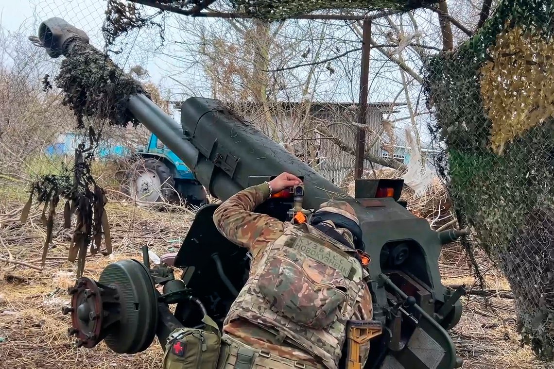 En russisk soldat retter en D-30 howitzer mot ukrainske stillinger i grenseområdet i Kursk-regionen i Russland. Foto: AP/ Det russiske forsvarsdepartementets pressetjeneste/ NTB En russisk soldat retter en D-30 howitzer mot ukrainske stillinger i grenseområdet i Kursk-regionen i Russland. Foto: AP/ Det russiske forsvarsdepartementets pressetjeneste/ NTB