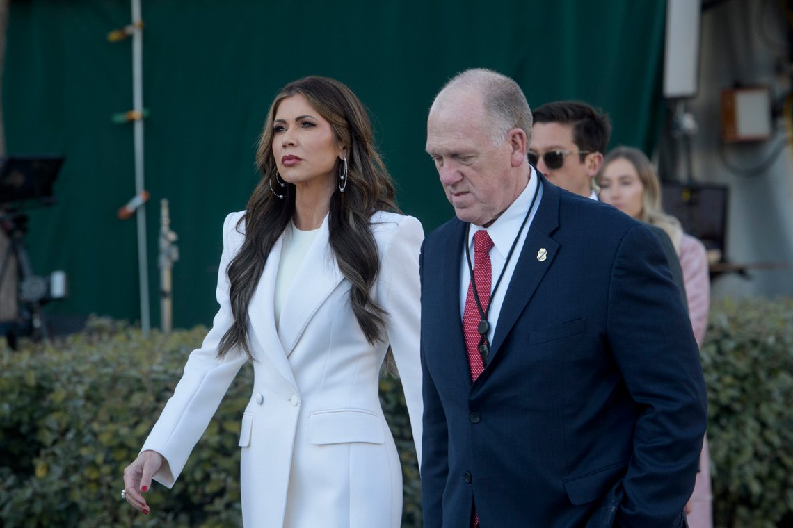 USAs innenriks sikkerhetsminister, norskættede Kristi Noem, og «border czar» Tom Homan gjør jobben for president Donald Trump. Foto: /Rod Lamkey, Jr./ NTB USAs innenriks sikkerhetsminister, norskættede Kristi Noem, og «border czar» Tom Homan gjør jobben for president Donald Trump. Foto: /Rod Lamkey, Jr./ NTB