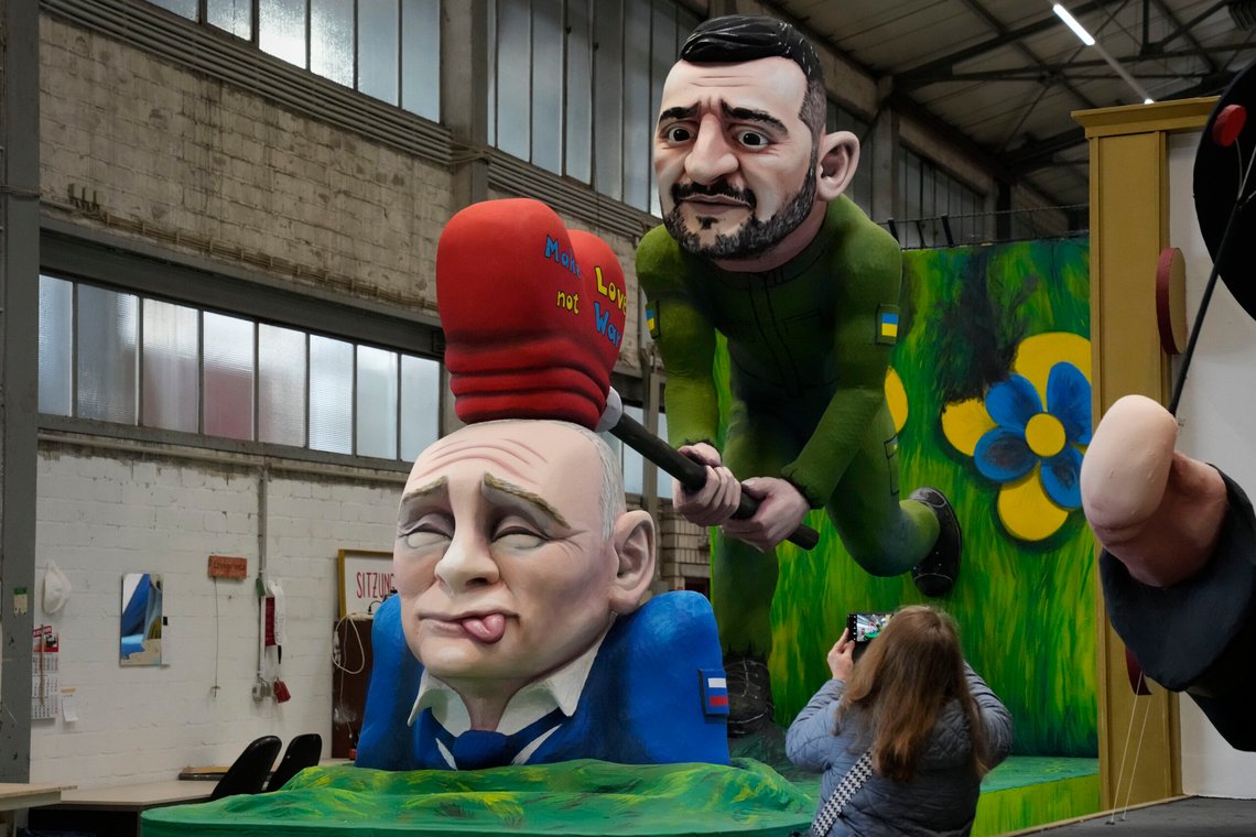 A carnival float depicts Ukraine President Volodymyr Zelenskyy using a love hammer on Russia's President Vladimir Putin at the presentation of this year's satirical carnival floats for the Rose Monday Parade in Cologne, Germany, Tuesday, Feb. 25, 2025. (AP Photo/Martin Meissner) A carnival float depicts Ukraine President Volodymyr Zelenskyy using a love hammer on Russia's President Vladimir Putin at the presentation of this year's satirical carnival floats for the Rose Monday Parade in Cologne, Germany, Tuesday, Feb. 25, 2025. (AP Photo/Martin Meissner)