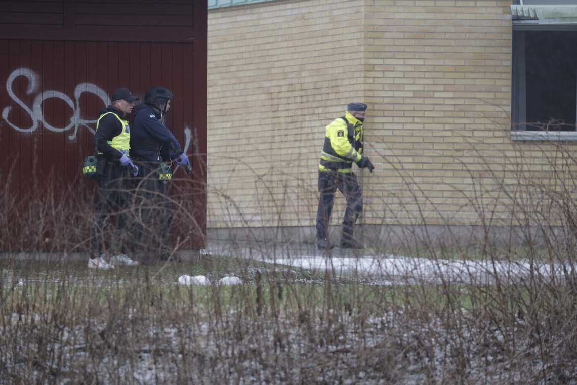 En stor politiaksjon pågår ved Risbergska skolan i Örebro etter meldinger om en alvorlig voldsforbrytelse. Foto: Kicki Nilsson/ TT /NTB En stor politiaksjon pågår ved Risbergska skolan i Örebro etter meldinger om en alvorlig voldsforbrytelse. Foto: Kicki Nilsson/ TT /NTB