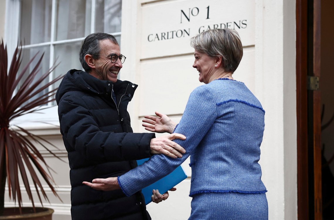 Bildet er fra et møte i desember mellom Bruno Retailleau og Yvette Cooper. I dag møttes de ti innenriksministrene igjen. Foto: AP /Henry Nicholls/ NTB Bildet er fra et møte i desember mellom Bruno Retailleau og Yvette Cooper. I dag møttes de ti innenriksministrene igjen. Foto: AP /Henry Nicholls/ NTB