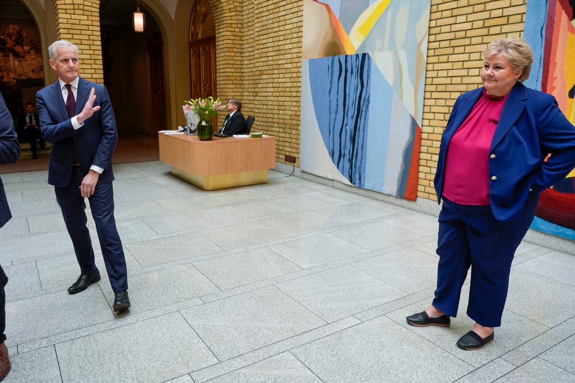 Statsminister Jonas Gahr Støre (Ap) og Høyre-leder Erna Solberg står kanskje langt ifra hverandre på dette bildet, men i spørsmålet om en ny EU-debatt står de samlet. Foto: Terje Pedersen / NTB Statsminister Jonas Gahr Støre (Ap) og Høyre-leder Erna Solberg står kanskje langt ifra hverandre på dette bildet, men i spørsmålet om en ny EU-debatt står de samlet. Foto: Terje Pedersen / NTB