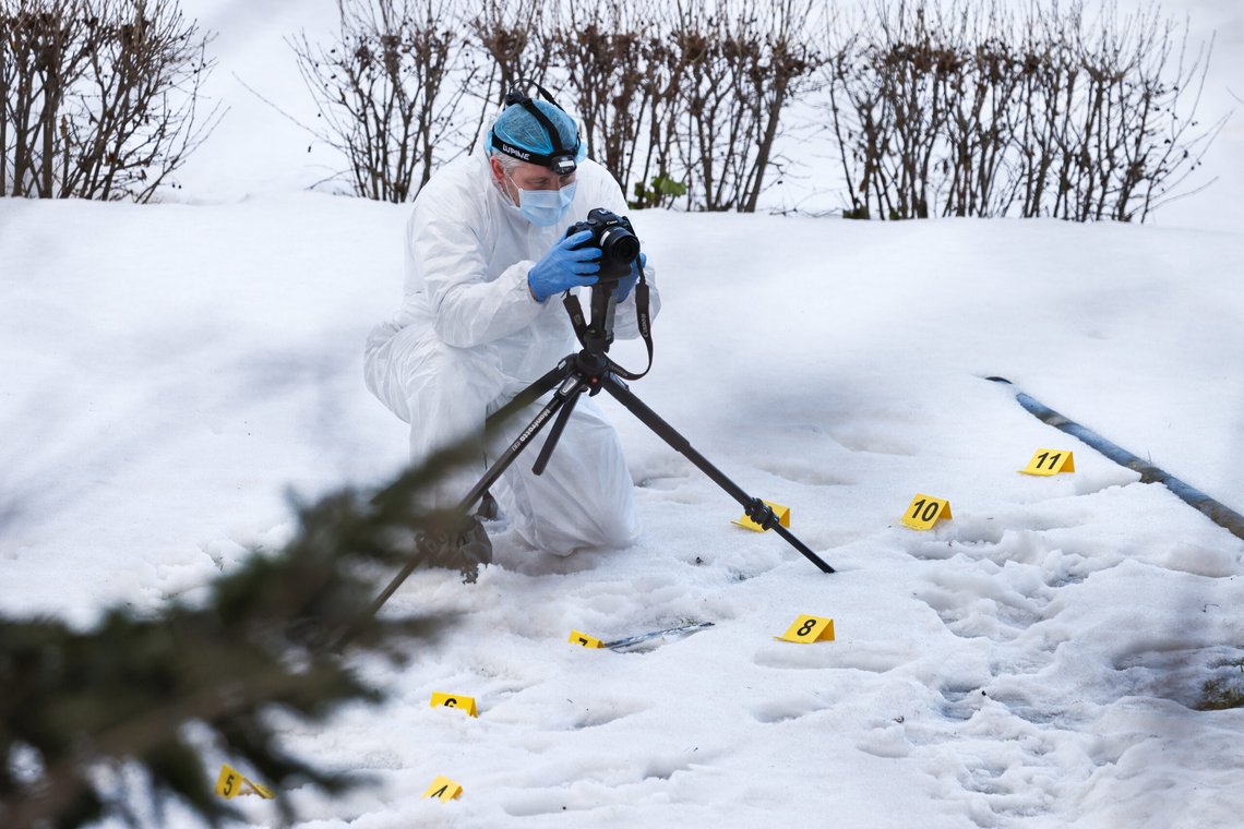 Krimteknikere jobber utenfor boligen i Hamar der en person ble funnet død tirsdag ettermiddag. Foto: Geir Olsen / NTB Krimteknikere jobber utenfor boligen i Hamar der en person ble funnet død tirsdag ettermiddag. Foto: Geir Olsen / NTB