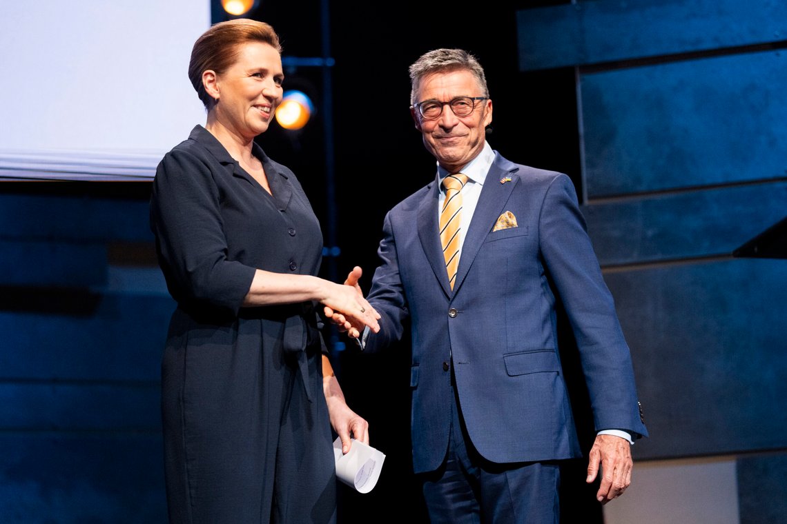 Prime Minister Mette Frederiksen (S) and Anders Fogh Rasmussen on stage at the democracy summit Copenhagen Democracy Summit at the Playhouse in Copenhagen, Tuesday, May 14, 2024. It is the seventh time that the democracy summit Copenhagen Democracy Summit is held.. (Photo: Ida Marie Odgaard/Ritzau Scanpix) Prime Minister Mette Frederiksen (S) and Anders Fogh Rasmussen on stage at the democracy summit Copenhagen Democracy Summit at the Playhouse in Copenhagen, Tuesday, May 14, 2024. It is the seventh time that the democracy summit Copenhagen Democracy Summit is held.. (Photo: Ida Marie Odgaard/Ritzau Scanpix)